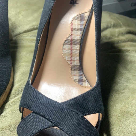 BLACK CROSS PATTERN HEELS - Picture 2 of 2